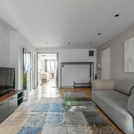 Daire Hostgost Selected - Parliament Belgrad