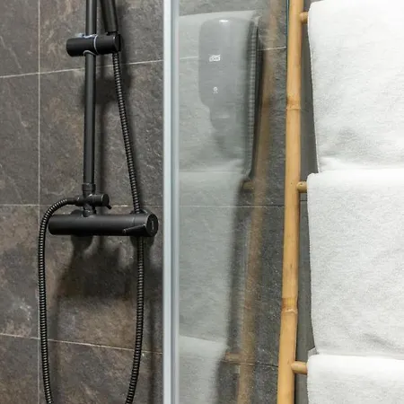 Hostgost Selected - Parliament Daire